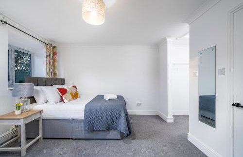 COZY 3 Bed House With Garden & Parking in Rochester, Kent Mins to Train Station, WiFi - Foto 11