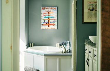 Bear House Catskills Cabin- Private Pool, Pond, Hot Tub, Dog-Friendly Sleeps 9 Adults - Foto 18