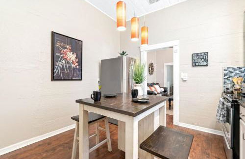 Charming and Historic Bungalow Near All - Foto 8