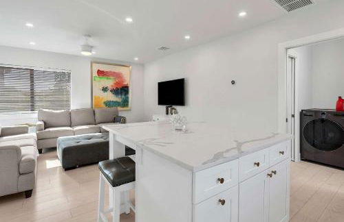 Art Deco Apt w Pool One Mile to Beach Pets Welcome - Foto 10