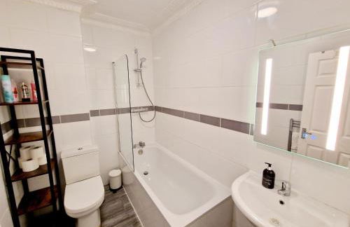 Lovely Ground Floor Home with High Ceiling and a Private Garden with Deck by Earl's Court Station - Photo 20