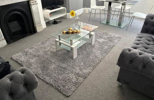 Modern 2-Bed Home Sleeps 3 Near Palmers Green Stn - Foto 1