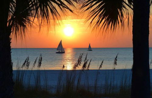 Luxury Home with Hot Tub & Outdoor Oasis blocks from the Beach - Foto 69