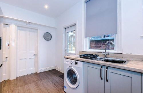 4 Bedroom House in Walkden with Free Parking, by Short Term Digs Short Lets & Serviced Accommodation - Foto 23