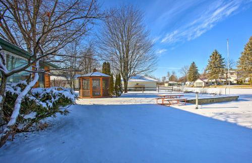 4 Season, Waterfront Houghton Lake House with Dock! - Foto 24