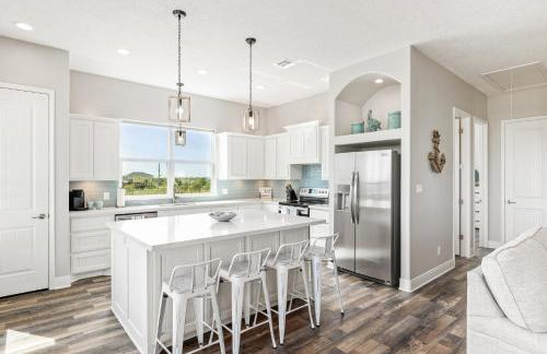 Stylish 4BR Crystal Beach Retreat Walk to Beach - Foto 8