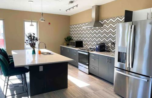 Fall Deals!! Modern 1 BR and Sleeper Sofa in Heart of Midtown Kansas City! - Foto 13