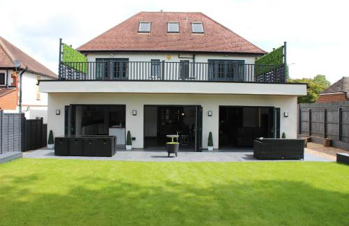 Modern Spacious House - Sleeps 16, Free Parking, Sun Terrace - Foto 1