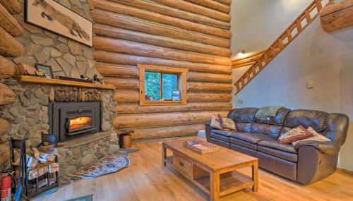 Riverfront Cabin with Hot Tub 2 Mi to Eagle Falls - Foto 3