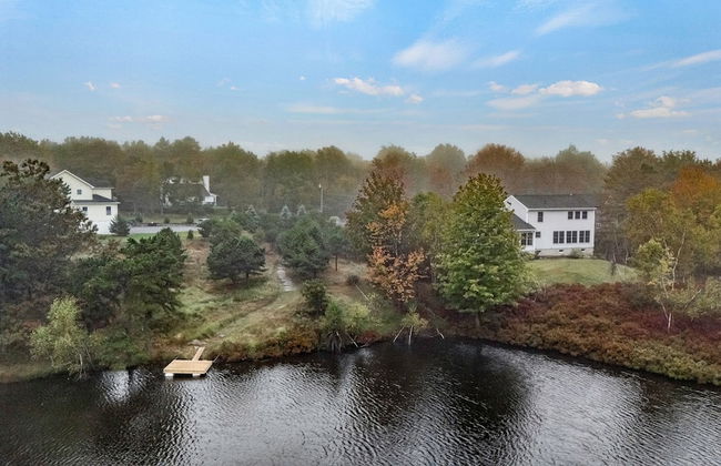 Inn the Poconos by Avantstay Private Lake Access Enclosed Hot Tub - Photo 50