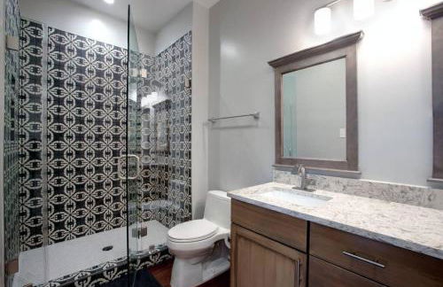 Newly Renovated 4 bed 3 bath and 2 Parking Spots - Foto 39