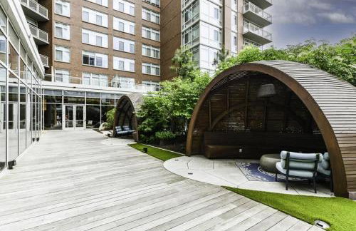 Urban 2BR Oasis with Scenic Rooftop and Gym - Foto 45