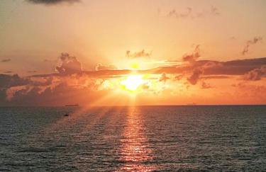 Apto com churrasqueira 500m do mar com vista da salaSacada para horizonte - Foto 31