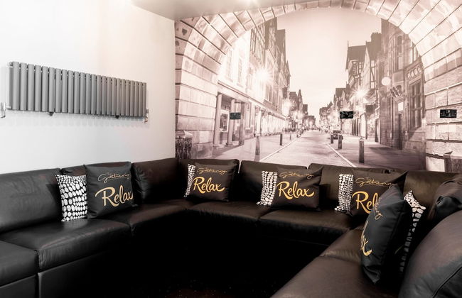 The Sailing Club - 6 Bedroom Hot Tub Town Centre - Photo 3