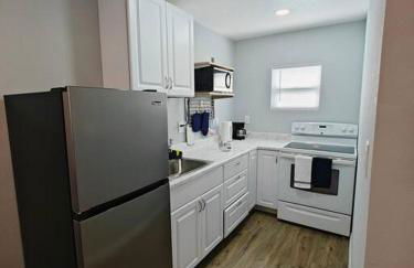 Lovely unit central location - Photo 6