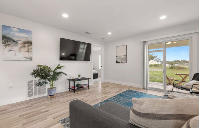 Relaxing 2BR Florida Home Close to Beach - Photo 2