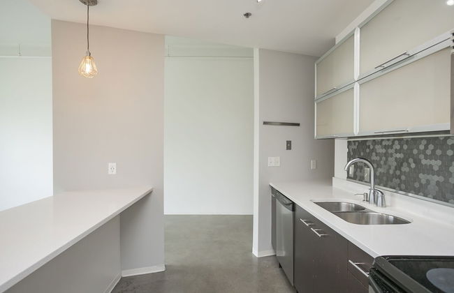 Unfurnished Condo | Amazing Layout with Balcony and In-building Storage Unit - Foto 7