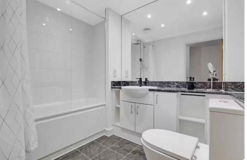 Central 1-Bed Apt for 4 Close To Transport Shops - Foto 23