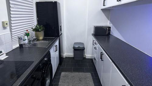 Modern 3-Bedroom Home with Cozy Cinema-Style Living Space - Foto 2