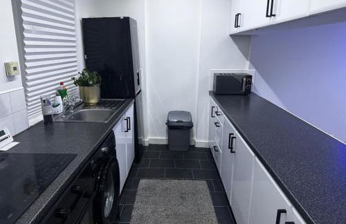 Modern 3-Bedroom Home with Cozy Cinema-Style Living Space - Foto 2