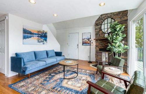 Hot Tub, Wraparound Deck, & WiFi at Chalet Cabin - Foto 8