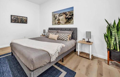 Stylish And Roomy Full House Dtwn - Photo 63