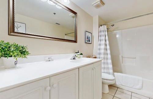 Dog-friendly downtown condo with riverfront balcony - walk to shops & eateries - Foto 18