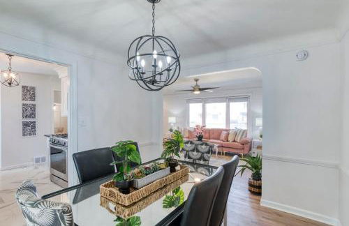 Stylish 3BR w Sunroom & Deck - Foto 10