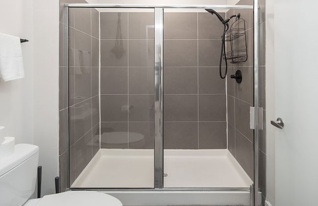 Uptown 1st Ward Corner Unit Superior 2BD Apt - Foto 21