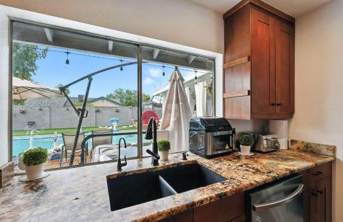 Family Fun 4-bedroom house House with Free Heated Pool & Hot Tub & Game Room & Mini Golf in Chandler - Foto 60