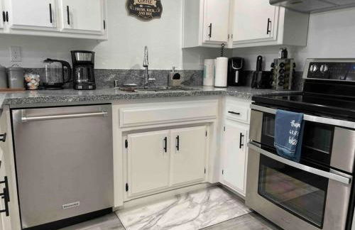 Entire Modern House with King bed & 65inTV - Foto 6