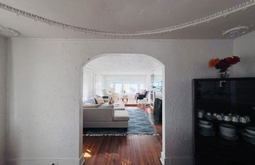 Charming 3 Bedroom Cottage Apartment in a Tudor-Style Home - Foto 8