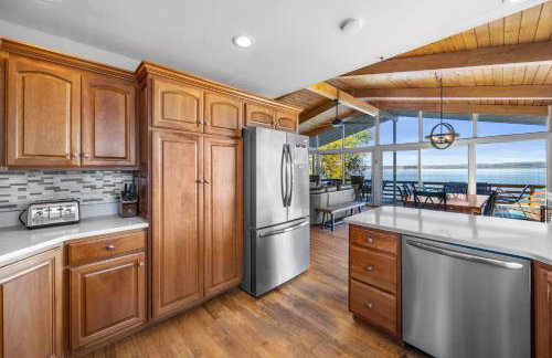 Waterfront retreat w/ wraparound deck & BBQ - Foto 37