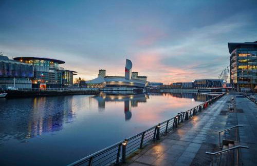 Large Home Salford -Free Parking - Foto 4