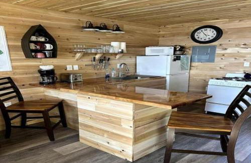 Magnificent Cabin Nestled Amidst Trees in Portage Lake, Maine - Foto 24