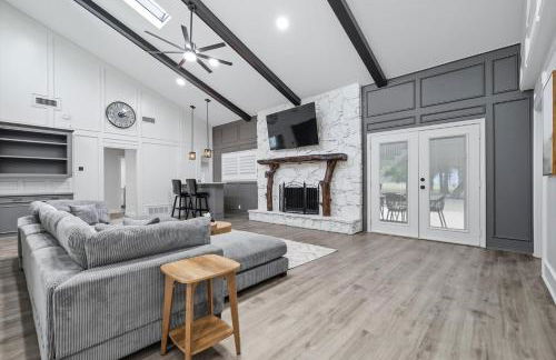 5BD Modern Farmhouse Retreat Sleeps 12 - Photo 7