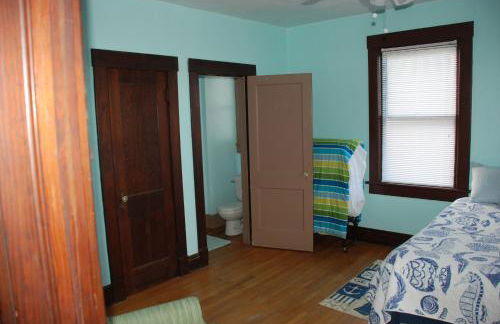 Old Time Beach Front Cottage - The Beach is your Backyard! Pet Friendly cottage - Photo 16