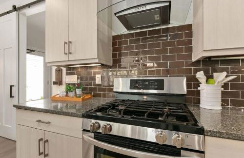 Contemporary Gem - Rooftop Deck & Private Hot Tub! - Foto 10