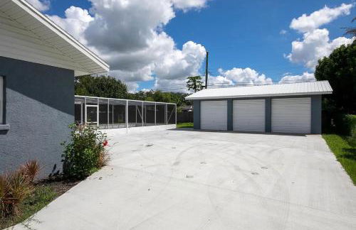 Spacious Home Sleeps 16 - Private Pool Near IMG - Foto 20