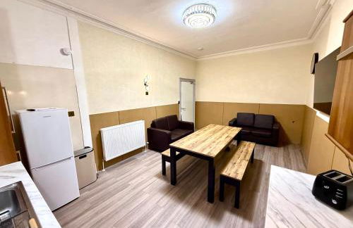 The Handy Hub Luxury Victorian Apartment - Fast WiFi & Central Edinburgh - Photo 25