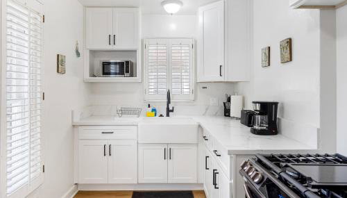 Adorable Pasadena Bungalow - Photo 2