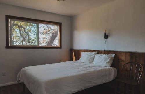 Secluded rustic 2-bedroom cabin on private land - Photo 2