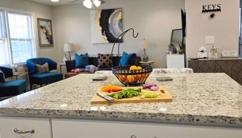 Chic Oasis: 3BR, 2BA, Private Deck - Photo 2