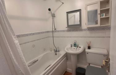 2-Bed Home with Parking, Near Airport, NEC & JLR - Foto 27