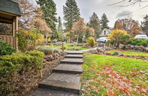 Chalet at Running Y Resort with Wraparound Deck! - Foto 28