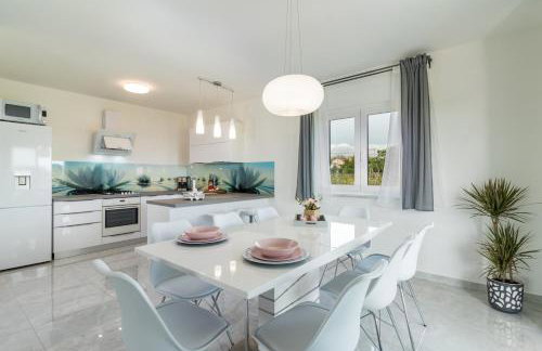 Family holiday house with private pool and playground - Foto 10