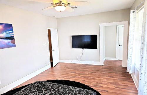 Experience Galveston- Only 1 Block to Beach & Pleasure Pier- 2BED 2Bath-6Beds-7 Minutes to Cruise Port-CasaAzul-2605A- - Foto 14