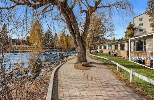 Riverfront Studio with Trail access - Foto 16