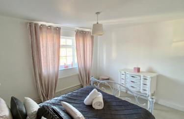 Grade II Listed Farmhouse, Pool, Hot Tub, Games Room, Celebration Hall, Car Park, 10ppl, 45 min from Central London - Foto 80