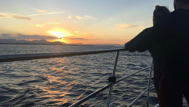 Contemplando il tramonto dalla barca